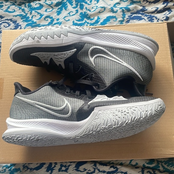 Kyrie 4 Low - Picture 4 of 6